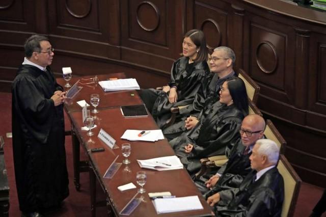 Former Bayan Muna representative Neri Colmenares confer with other lawyers before the start of the oral argument on the legality of the transfer of PhilHealth funds to the national treasury at the Supreme Court in Manila on Tuesday, February 4, 2025. Photo by Danny Pata