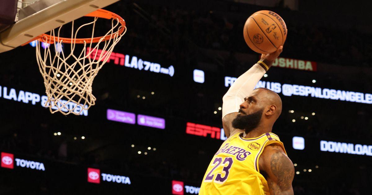 Report: LeBron James expected to remain with Lakers