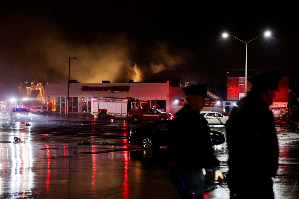 Small medevac plane crashes in Philadelphia with child, 5 others on board