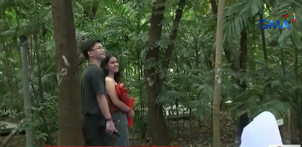 Couples visit Manila park to celebrate early Valentine"s Day