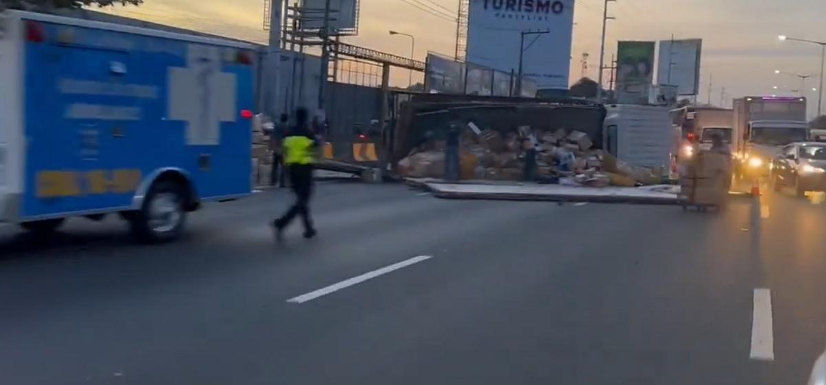 Truck falls on its side on NLEX northbound; traffic tail end reaches Valenzuela