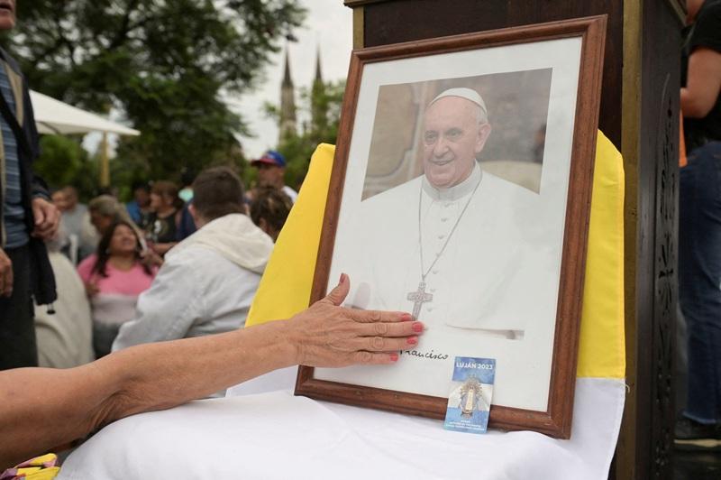 Pope Francis had two episodes of 'acute respiratory insufficiency', Vatican says
