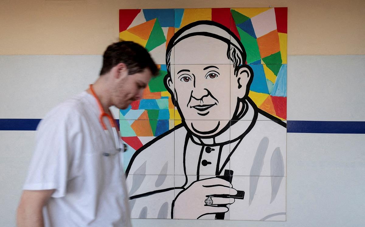 Pope Francis no longer needs ventilation after respiratory crisis, Vatican says
