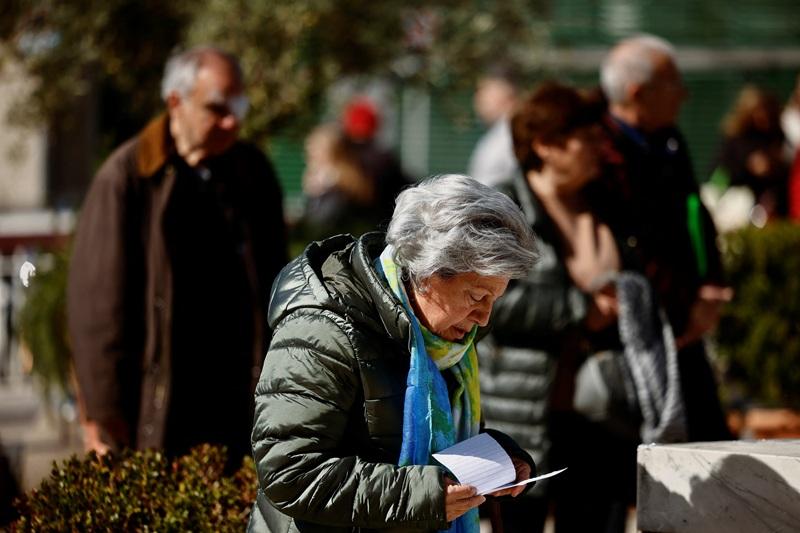 Rome woman makes daily pilgrimage to Vatican, hospital to pray for Pope