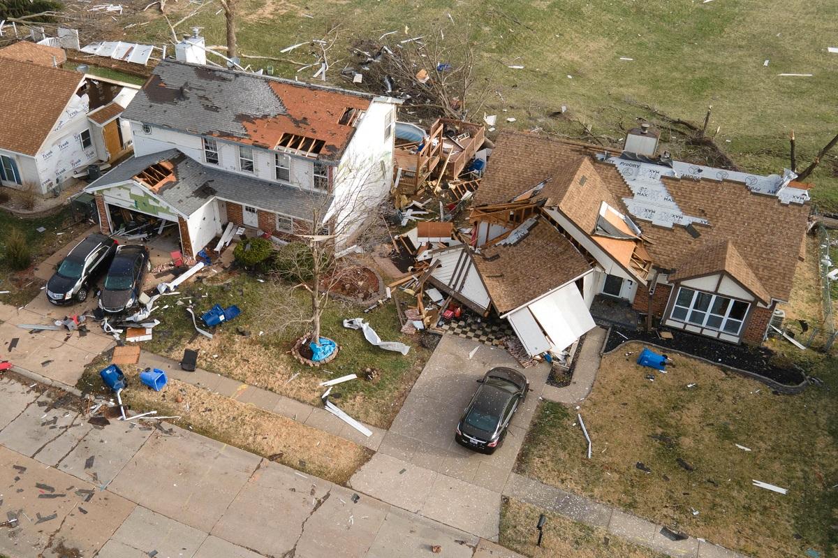 At least 33 dead as tornadoes ravage central US