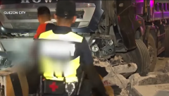 12-wheeler dump truck, inararo ang ilang barriers, signage sa EDSA Santolan thumbnail