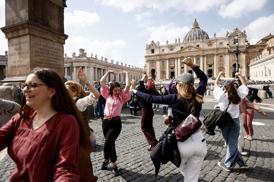 Scenes as recovering Pope Francis leaves Gemelli Hospital