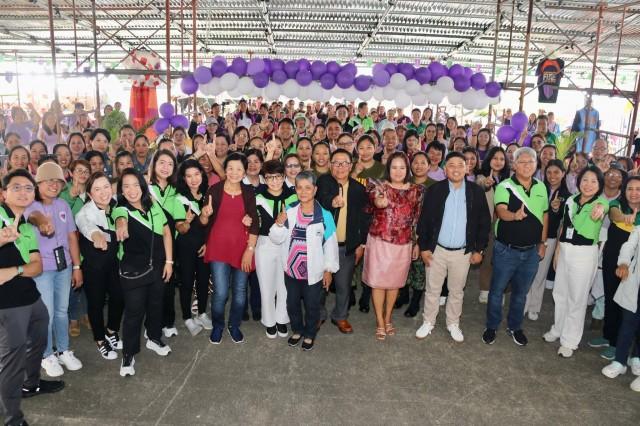 LANDBANK President and CEO Lynette V. Ortiz (7th from right) and Director Virginia N. Orogo (9th from right), alongside Batanes Vice Governor Ignacio C. Villa (5th from right), Provincial Administrator Justine Jerico H. Socito (3nd from right), and Provincial Human Resource Officer Annamarie A. Rosas (4th from right), lead the launch of the Cash-Lite Batanes initiative on 08 March 2025. 
