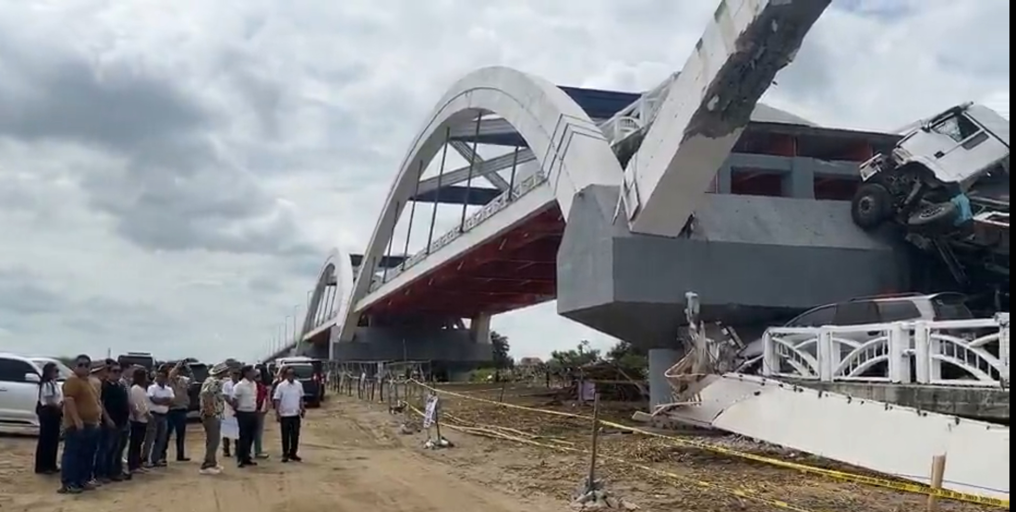 Marcos sees design problem over collapsed Isabela bridge