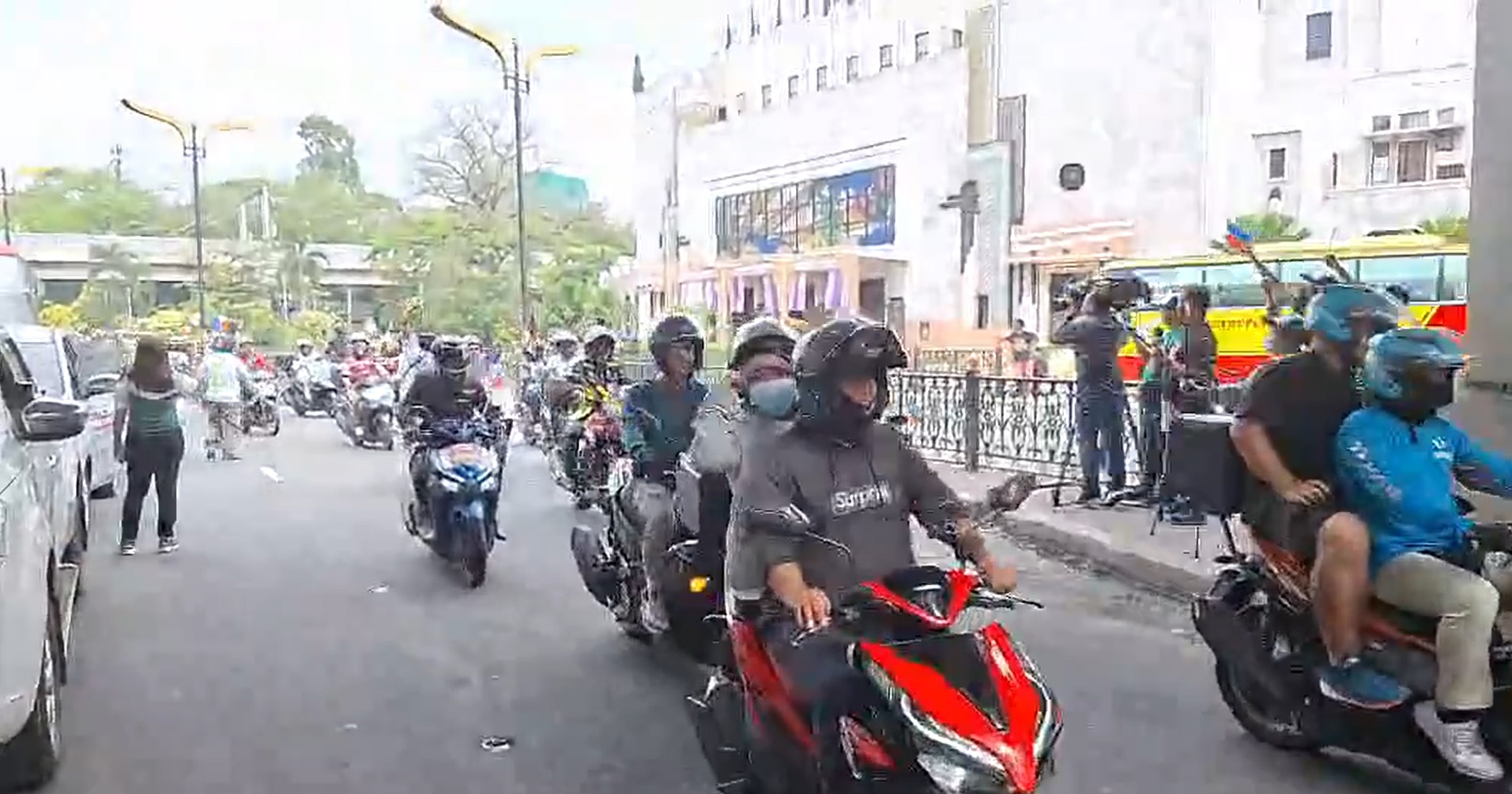 Duterte supporters stage motorcade before Manila rally