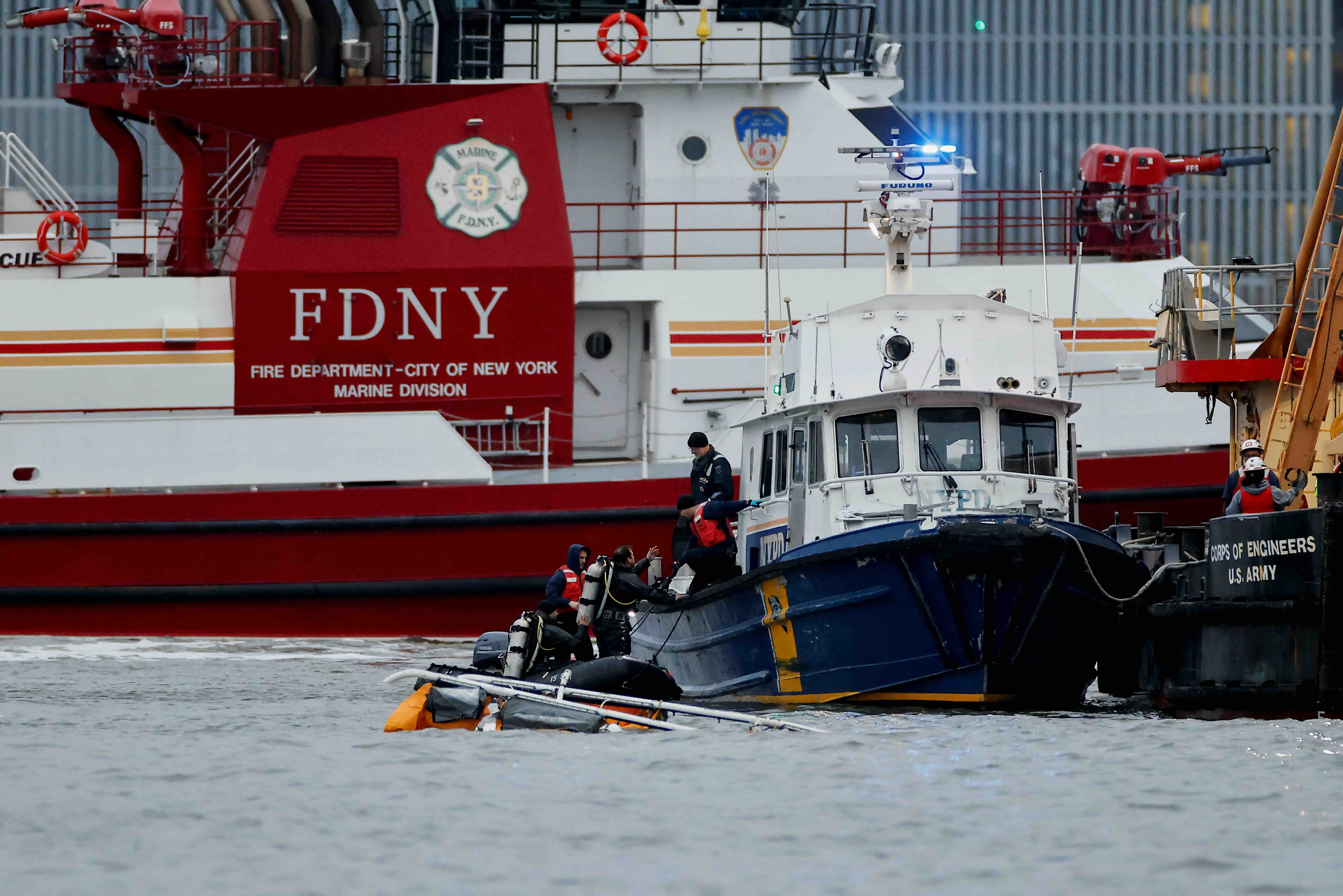 Tourist chopper crashes into New York's Hudson River