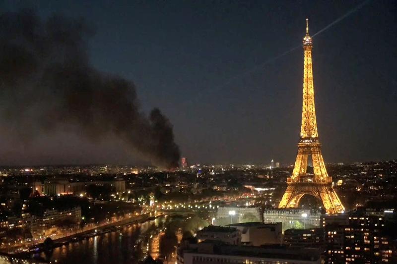 200 firefighters battle major Paris inferno