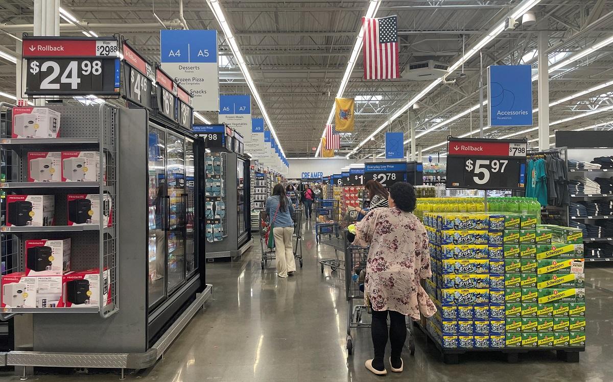 US banks flag risks to consumer spending from tariff uncertainty