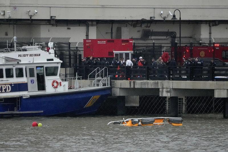 Tourist helicopter crashes into New York's Hudson River