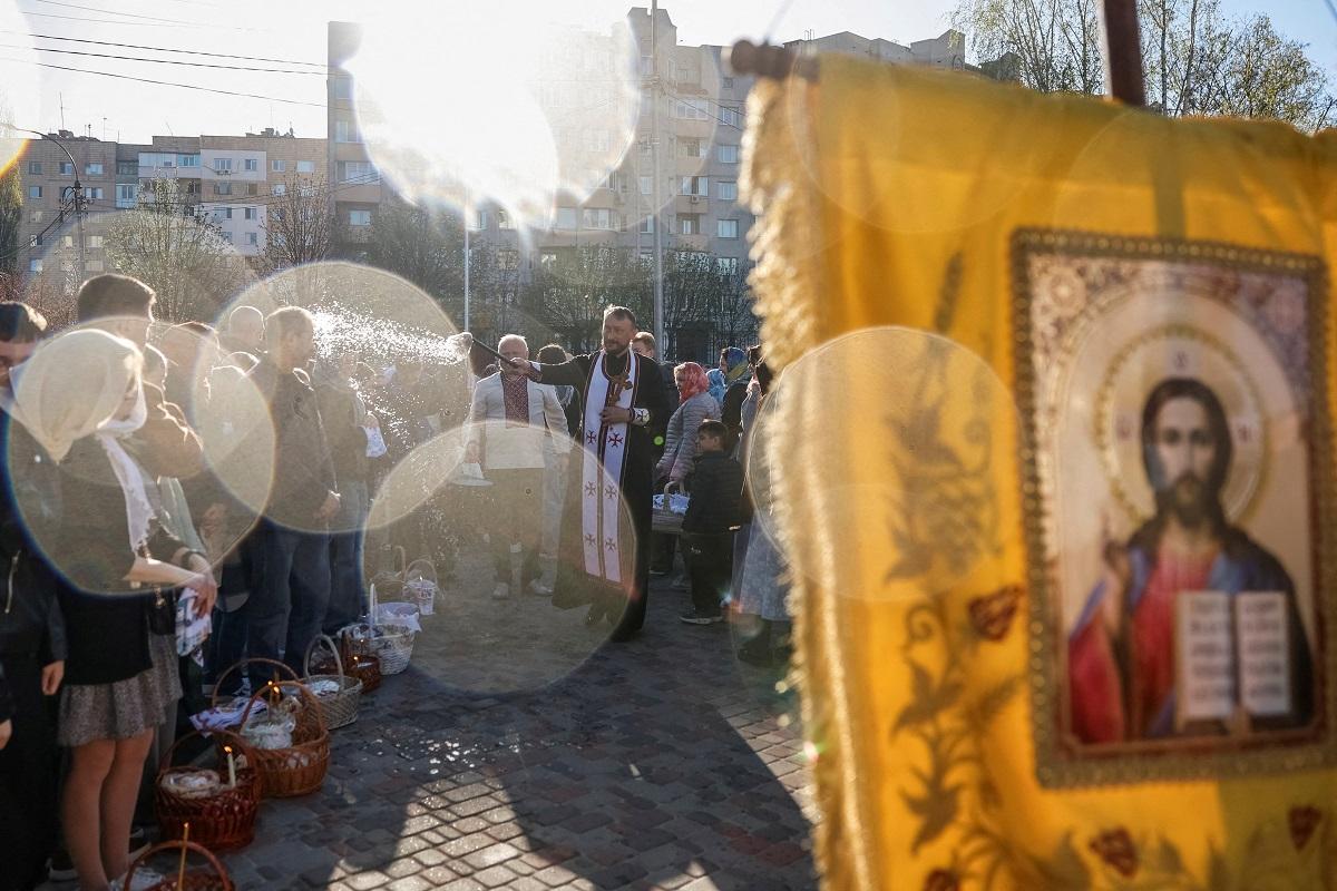 Russia and Ukraine accuse each other of breaking one-day Easter ceasefire