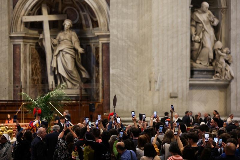 Tens of thousands bid farewell to Pope Francis lying in state