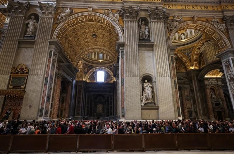 Vatican may extend time for visiting Pope's body due to high number of pilgrims
