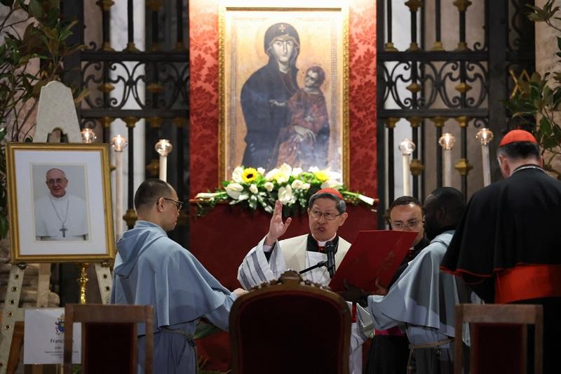 Cardinal Tagle leads rosary for Pope Francis in Rome