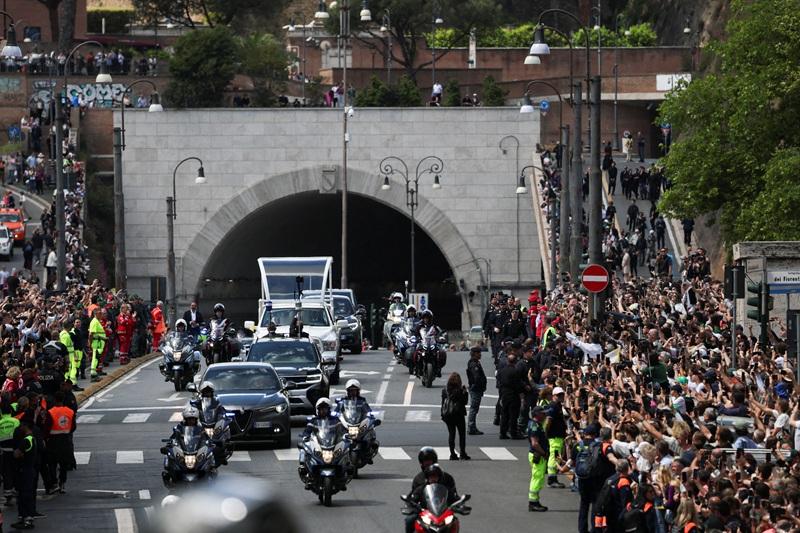 Romans wave goodbye to the pope they adopted