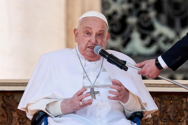 Pope Francis speaks as he appears for the first time since his return to the Vatican, in Saint Peter square, at the Vatican, April 6, 2025. REUTERS/ Remo Casilli