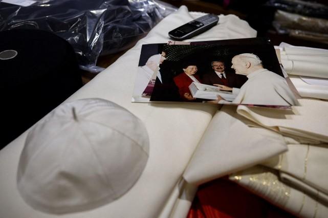 A photo of clerical robe tailor Raniero Mancinelli meeting with Pope John Paul II is seen at his liturgical vestments shop near the Vatican, in Rome, Italy, April 29, 2025. REUTERS/ Guglielmo Mangiapane