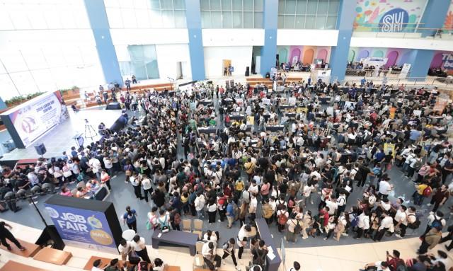 Job hunters line up in full force at the SM Supermalls Job Fair in SM Mall of Asia, eager to land their next career move.