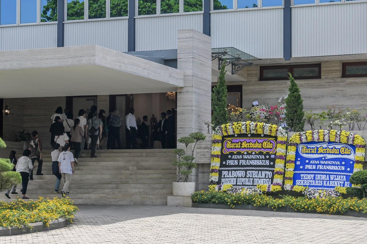 Outpouring of grief over Pope Francis' death in largest Muslim-majority country Indonesia