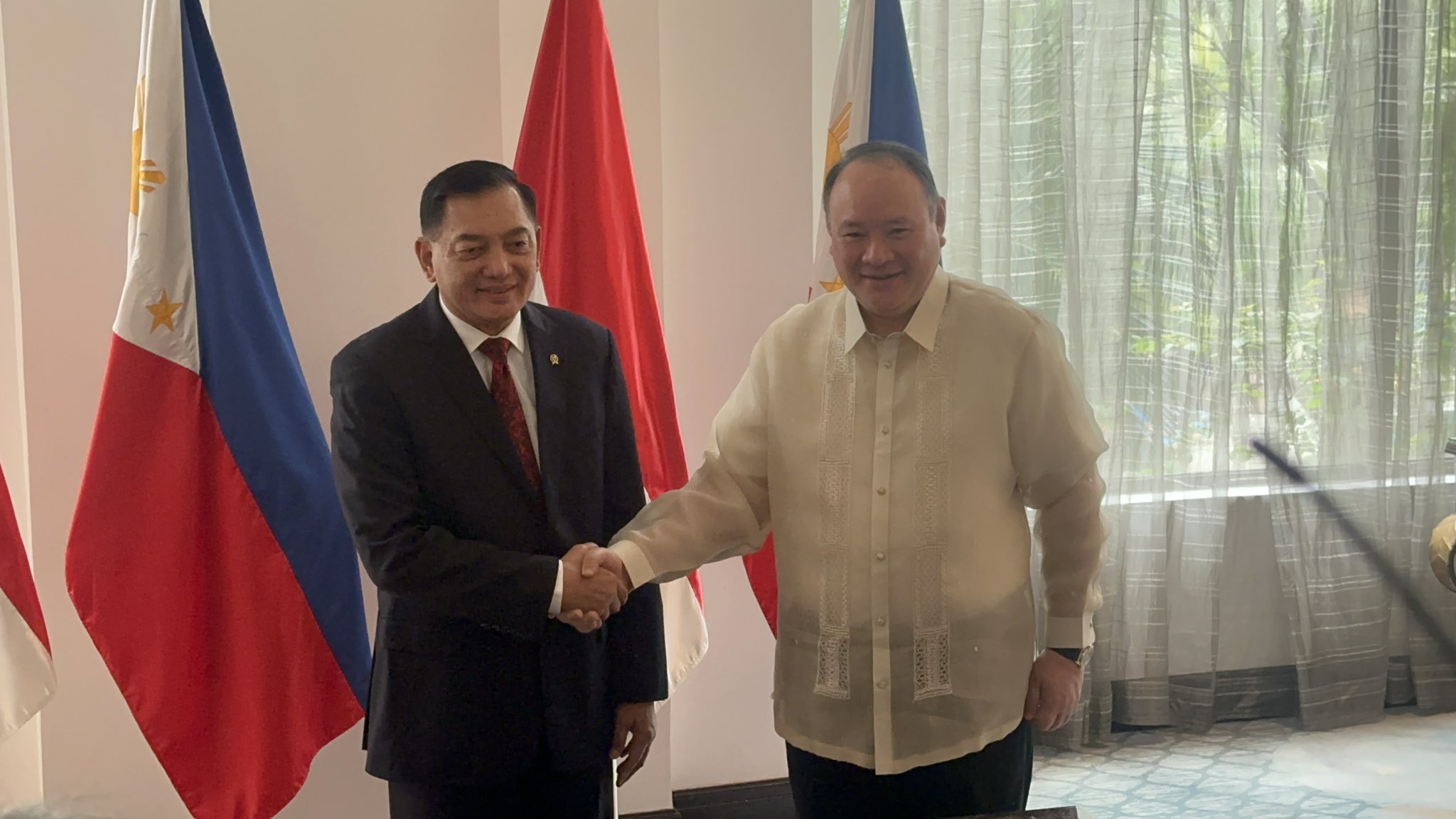 The defense chiefs of the Philippines and Indonesia on Wednesday discussed enhancing their cooperation in different aspects.