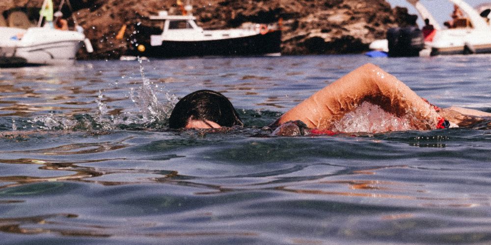 What to do when experiencing muscle cramps while swimming?