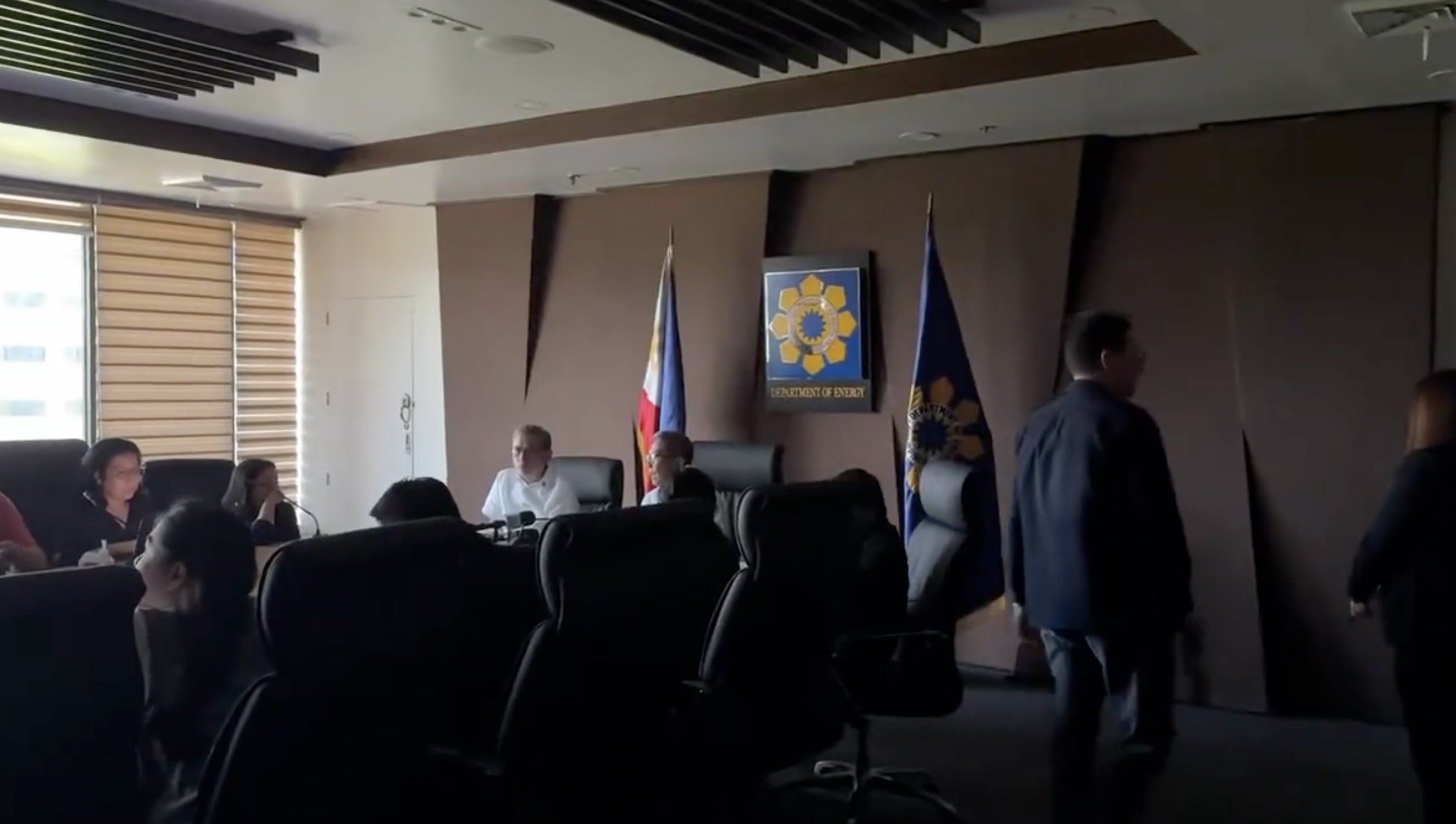 Power outage hits Energy chief’s press conference 