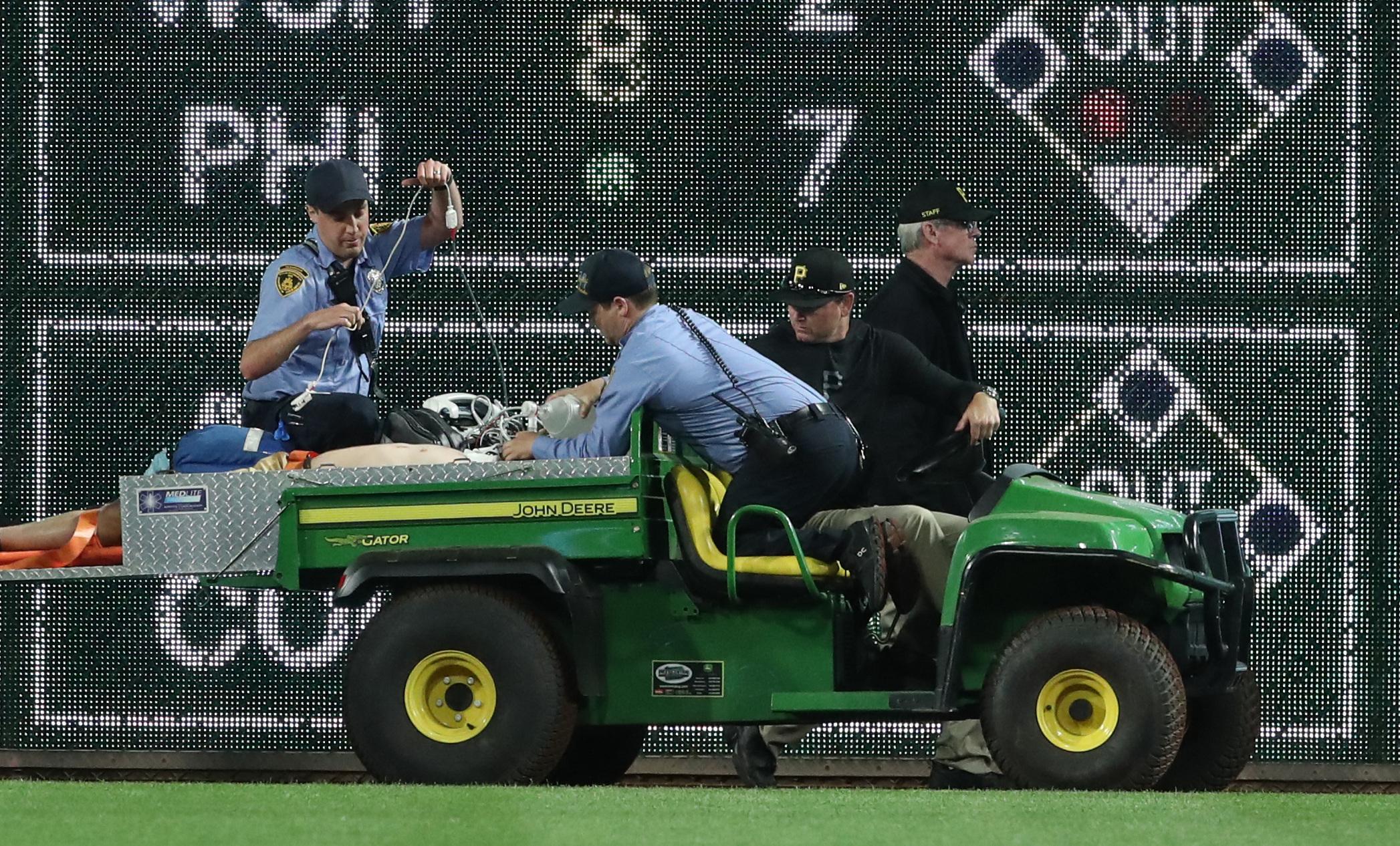 Fan falls 21 feet onto warning track during Cubs-Pirates game | GMA News Online