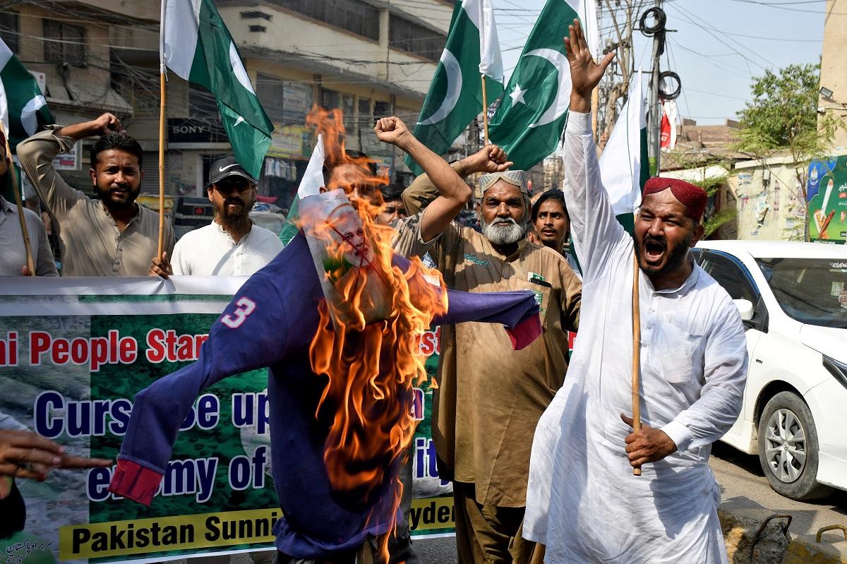 Pakistan says it will retaliate after India strikes Pakistan over tourist killings