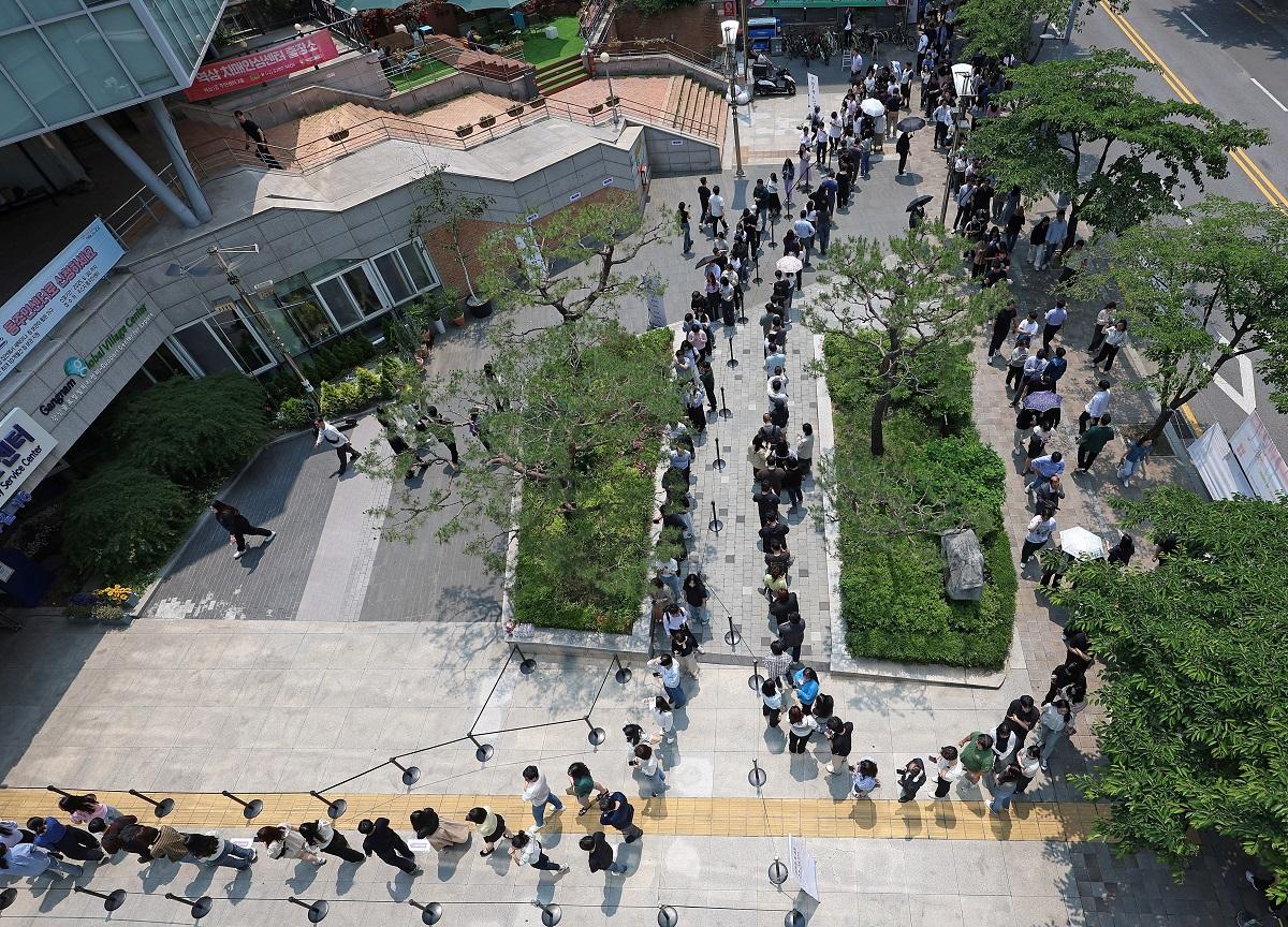 South Koreans turn out for early voting as presidential hopefuls vow change