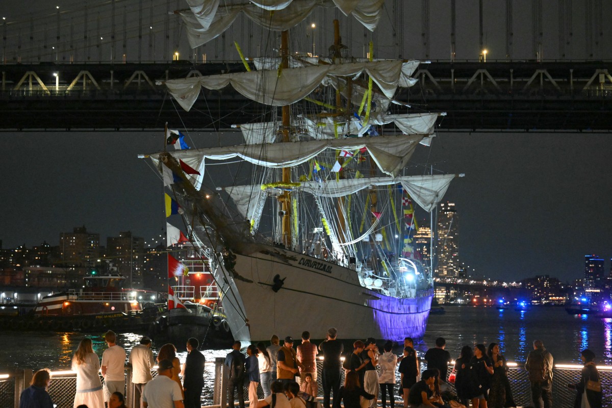 Mexican Navy training ship hits New York's Brooklyn Bridge