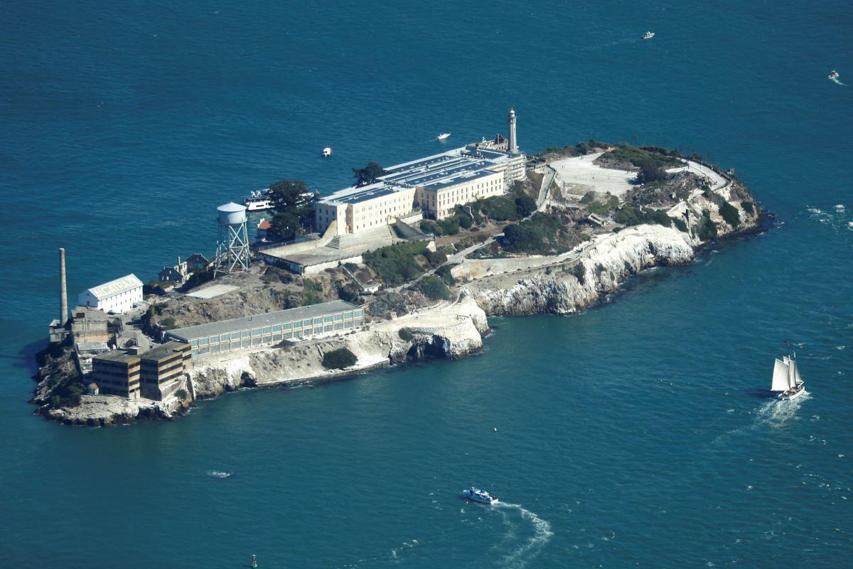 Trump orders the reopening of Alcatraz prison