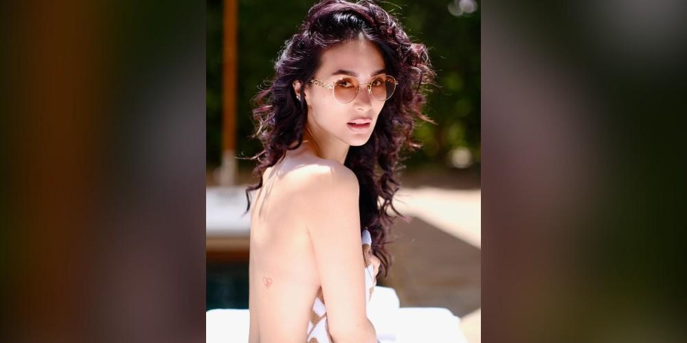 Heart Evangelista embraces curls for a poolside moment in Spain