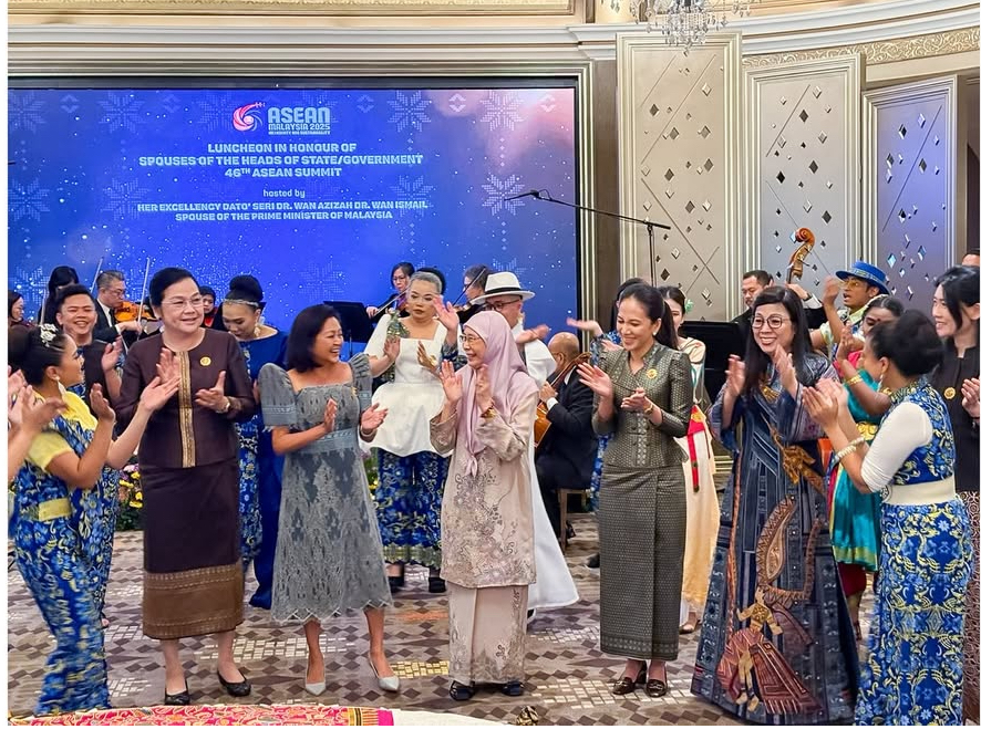 FL Liza Marcos spends time with ASEAN spouses