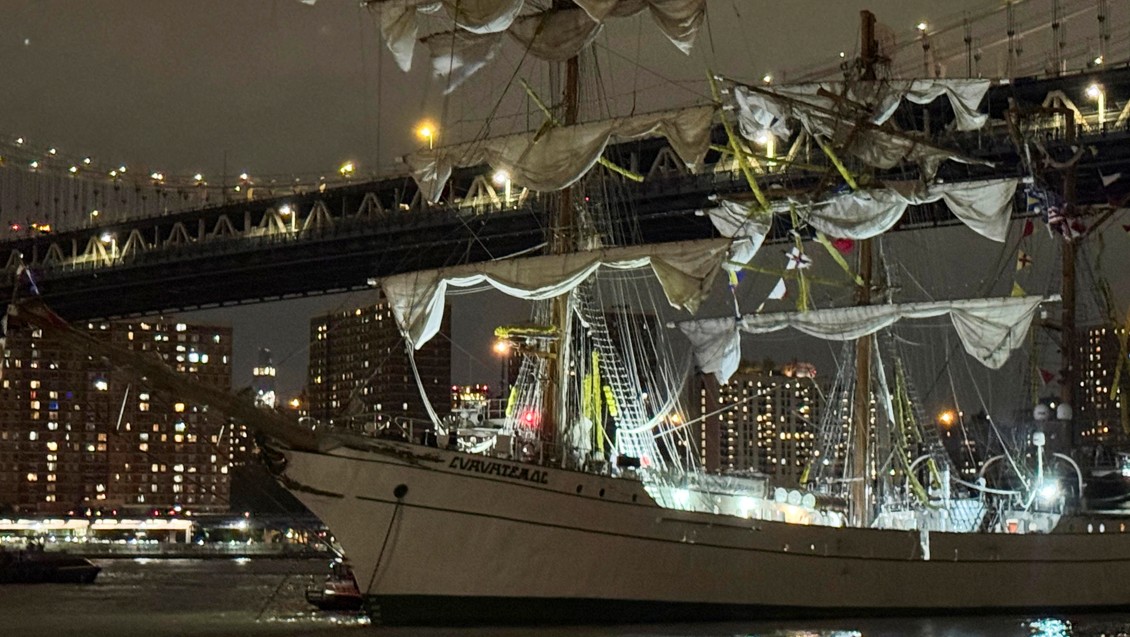 Mexican Navy Sailing Ship Crashes Into Brooklyn Bridge, Dozens Injured Mexican Navy tall ship crashes into Brooklyn Bridge, killing 2 | GMA