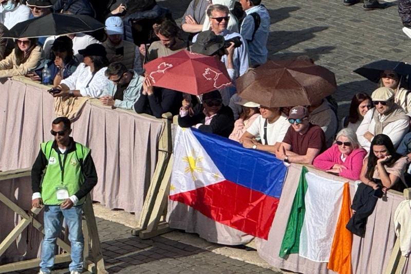 Pilgrims arrive in St. Peter’s Square as conclave begins
