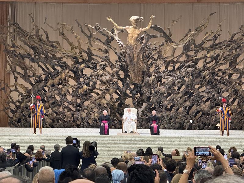 Pope Leo XIV thanks media, pushes for ethical responsibility in age of AI