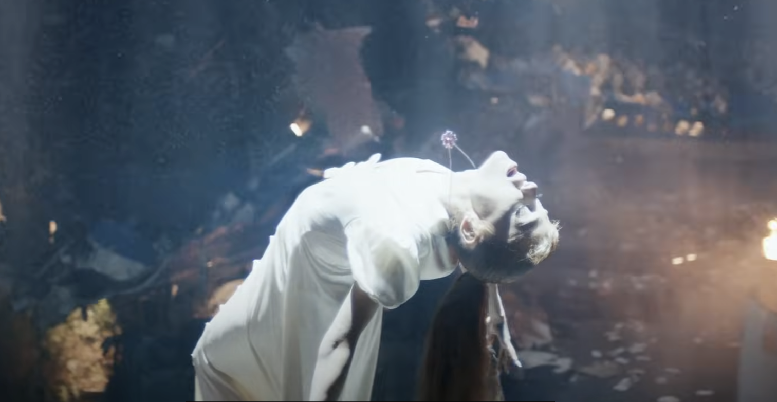 ?In the ‘Supernatural’ MV, Ariana Grande gets abducted by a UFO