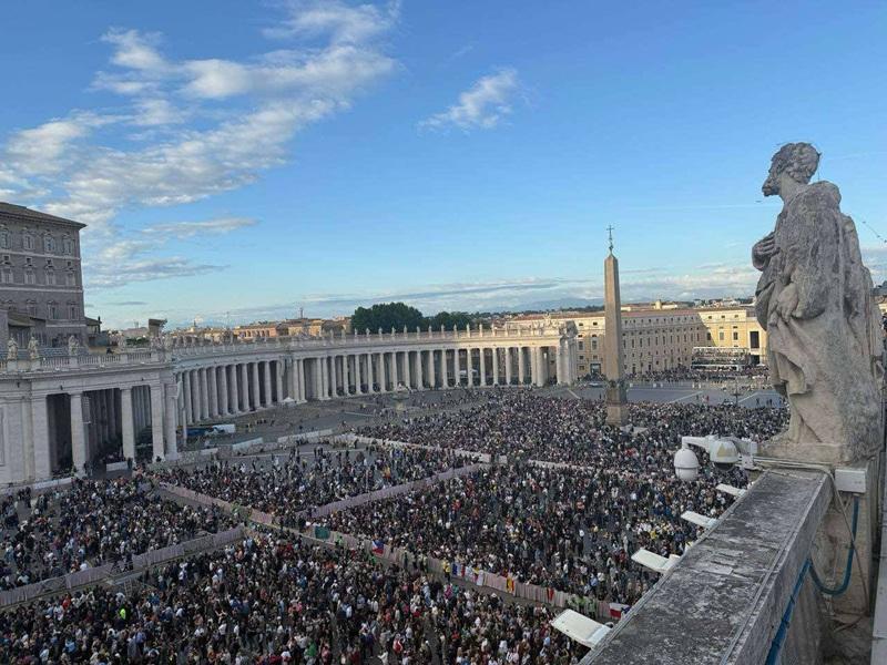 Pilgrims waited with joyous excitement, roar of cheers anticipating first conclave vote