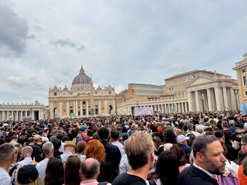 Pilgrims gather at the St. Peter's Square to pray the Regina Coeli led by Pope Leo XIV. Photo by JayVee Marasigan Pangan
