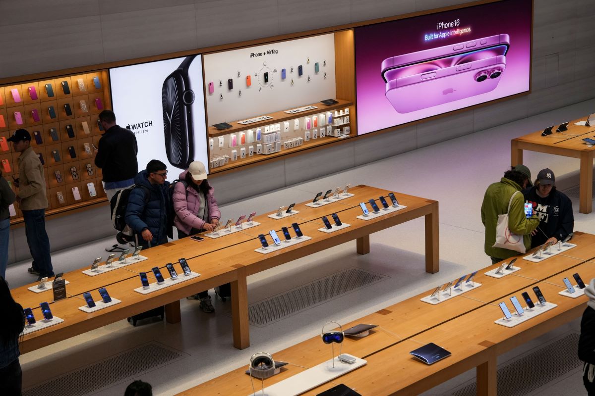 Trump threatens new tariffs on European Union and Apple, reigniting trade fears