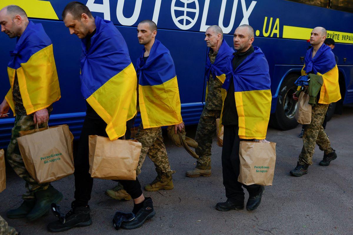 Ukrainian prisoners of war return to Ukraine