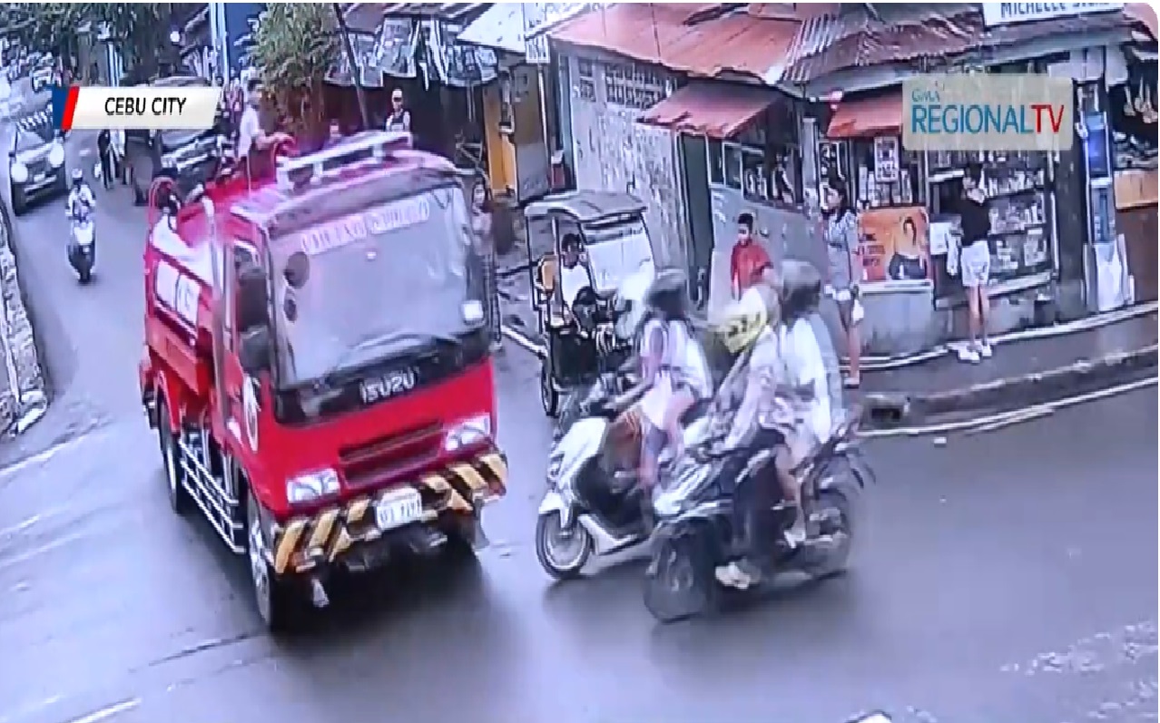 Rider at angkas, sugatan matapos bumangga sa truck ng bumbero ang motorsiklo nila  sa Cebu City thumbnail
