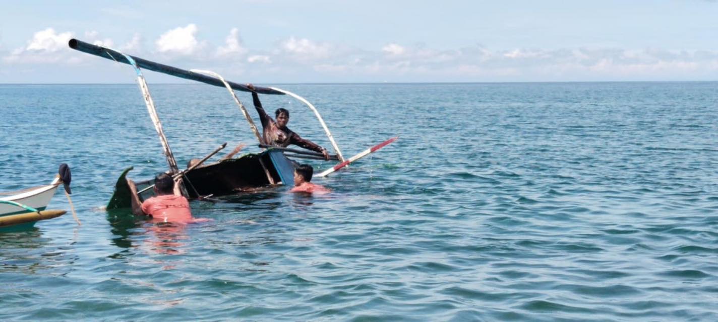 PCG rescues 11 persons from capsized motorbanca in Romblon