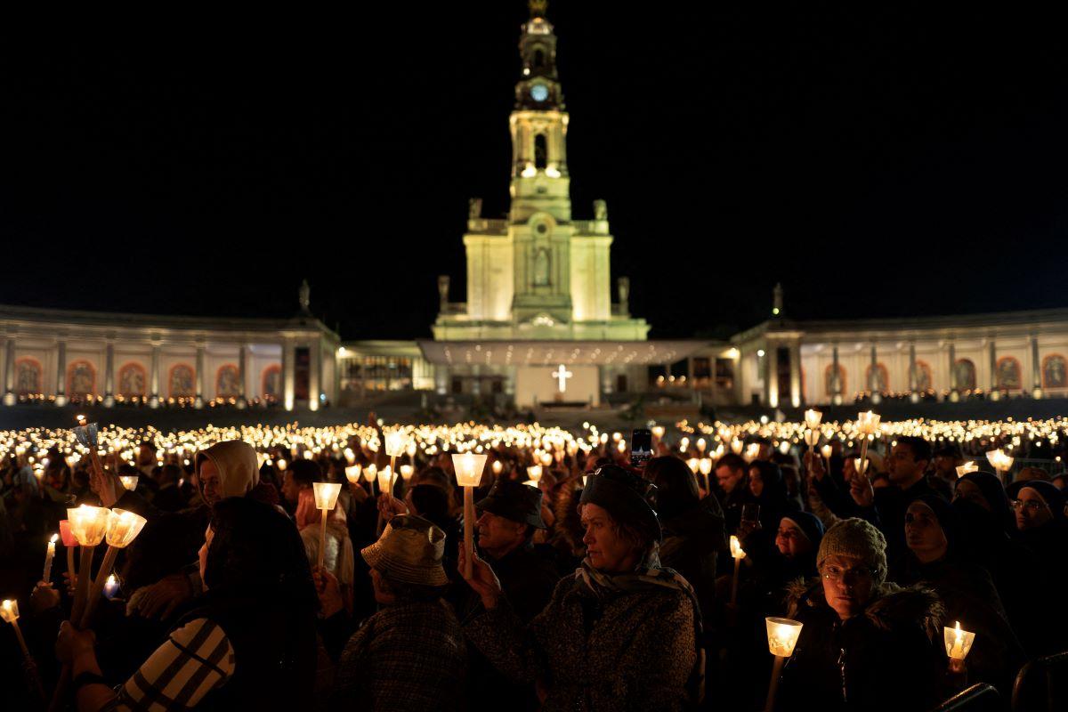 Some 270,000 pilgrims pray for Pope Leo and peace in Portugal's Fatima shrine