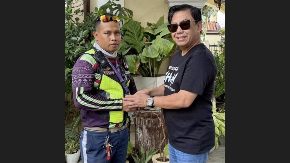 Honest traffic enforcer Mervin Legarte with Lapu-Lapu City Mayor Junard Chan