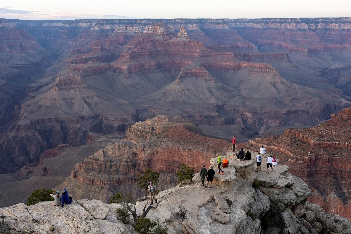 Americans slow to book summer travel amid discount hunting